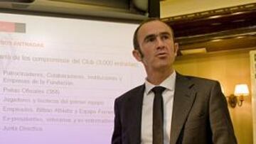 <b>EXPLICACIONES EN IBAIGANE. </b>El director general, Jon Berasategi, y el secretario, Javier Aldazabal, explicaron los detalles del sorteo de las entradas para la final de Copa.