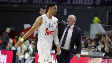 Gustavo Ayón y Pablo Laso, durante un partido del Real Madrid.