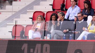 Montse Tomé y Lola Romero, en el palco del Atlético en Alcalá.