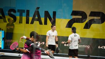 Barahora y Alfonso celebran la victoria inesperada ante Chingotto y Tapia, en el primer plano.