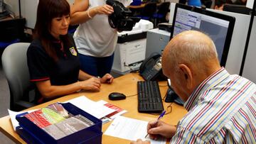 Un aficionado firma su nuevo abono.