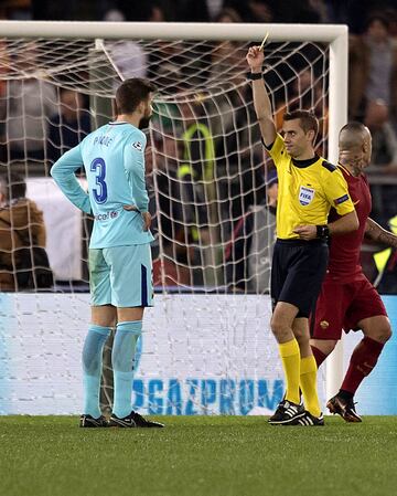 El árbitro enseñó la tarjeta amarilla a Gerard Piqué.