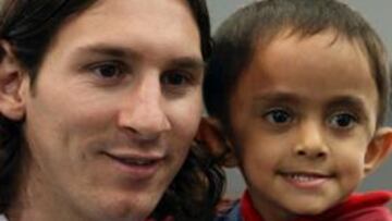 <b>MUCHO BLANCO. </b>Leo Messi llegó ayer a Qatar, donde hizo las delicias del pueblo de Doha.