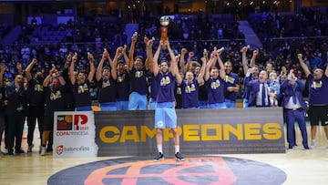 Los jugadores del Movistar Estudiantes, con Beir&aacute;n con el trofeo, celebran la Copa de la Princesa.