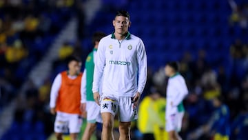 Soccer Football - Liga MX - Club America v Leon - Estadio Azteca, Mexico City, Mexico - November 1, 2025 Leon's James Rodriguez during the warm up before the match REUTERS/Eloisa Sanchez