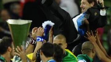 <b>CAMPEÓN. </b>La plantilla del Oporto mantea a Villas-Boas.