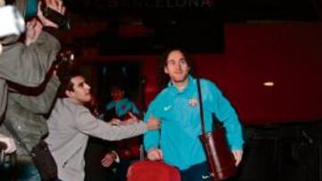 <b>MILITO VUELVE A ZARAGOZA. Gabi Milito fue ayer uno de los jugadores más aclamados del Barcelona a su llegada a Zaragoza. El central vuelve a la que fue su casa hasta la temporada pasada y se encontrará en el campo con su hermano Diego.</b>