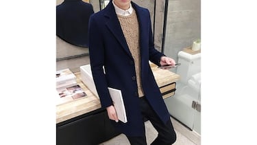 El abrigo largo, con corte ajustado y fácil de combinar que triunfa entre los hombres porque cuesta menos de 20 euros 