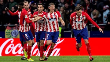 Filipe celebra junto a Thomas, Godín, Correa y Giménez el 1-1 del Atlético-Real Sociedad.