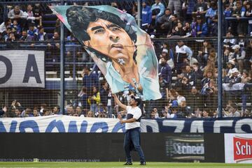 El entrenador argentino volvió al fútbol de su país como nuevo entrenador de Gimnasia La Plata. Los aficionados le aclamaron en el Estadio Juan Carmelo Zerillo.