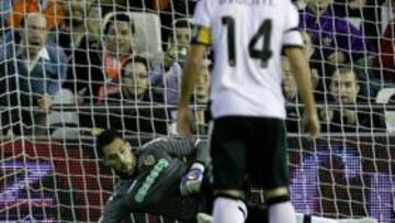 <b>EL PRIMERO. </b>El Chori Castro batió de penalti a Moyá merced a un penalti que no fue y que empezó a darle el triunfo al Mallorca.