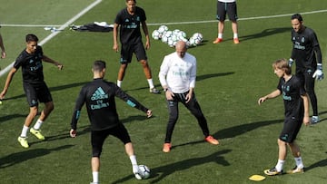 Zidane tiene un 'sudoku' entre sus manos para la visita a Vitoria