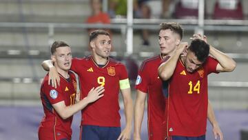 Sergio Gómez celebra con sus compañeros el gol ante Suiza.