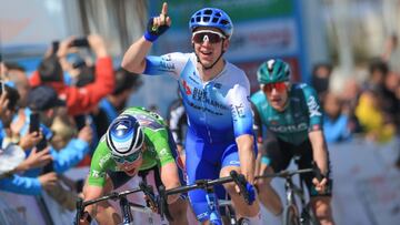 El ciclista australiano del BikeExchange Jayco Kaden Groves celebra su victoria en la segunda etapa del Tour de Turqu&iacute;a.