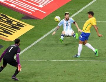 Argentina's Lionel Messi (C) is marked by Brazil's Thiago Silva (R) during their 2018 FIFA World Cup qualifier football match in Belo Horizonte, Brazil, on November 10, 2016. / AFP PHOTO / EVARISTO SA