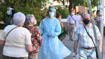 MADRID, 25/08/2020.- Varias personas esperan su turno para las pruebas aleatorias de PCR en el Centro de Salud Abrantes en el distrito de Carabanchel en Madrid, este martes. La Comunidad de Madrid ha hecho este lunes un total de 1.574 pruebas aleatorias de PCR en el distrito de Carabanchel para tratar de detectar casos asintomáticos de coronavirus en población de entre 15 y 49 años, según han indicado fuentes de la Consejería de Sanidad. EFE/ Fernando Villar