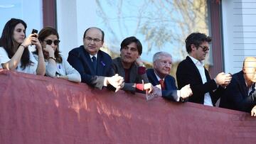 El presidente del Sevilla, Jos&eacute; Castro, y el entrenador del Sevilla Vincenzo Montella, contemplan el paso de una procesi&oacute;n de Semana Santa de Sevilla.