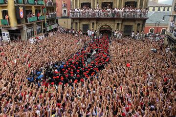 Los San Fermines vuelven tras dos años de parón debido a la pandemia. El exjugador de fútbol Juan Carlos Unzué prenderá la mecha del cohete inaugural. “Bienvenidos a las fiestas más grandes del mundo" ha sido el mensaje de la ciudad.