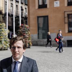 Anticorrupción investiga los contratos que Almeida concedió a una empresa vinculada al hermano de Carabante