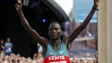 Abel Kirui, el más rápido del año en la carrera más larga, y Emmanuel Mutai dieron a Kenia el segundo doblete de la historia en el maratón de unos Mundiales tras doblegar la resistencia de los etíopes, uno de los cuales, Deriba Merga, les acompañó hasta el kilómetro 37, aunque la medalla de bronce terminó siendo para Tsegay Kebede.