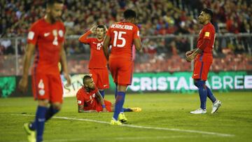 CH14. SANTIAGO (CHILE), 31/08/2017.- El jugador de Chile Arturo Vidal (c-abajo) se lamenta tras su autogol durante un juego por las eliminatorias al mundial Rusia 2018 ante Paraguay hoy, jueves 31 de agosto de 2017, en el estadio Monumental de Santiago (Chille). EFE/Elvis Gonz&aacute;lez