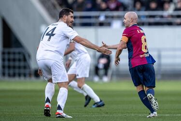 Agus e Iniesta se saludan.