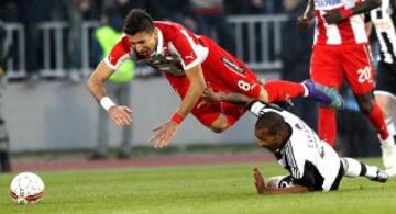 KOC03. Belgrade (Serbia), 27/02/2016.- Marko Grujic (L) of Red Star in action against Luiz Everton (R) of Partizan during the 150th derby match Partizan Belgrade against Red Star in Belgrade, Serbia, 27 February 2016. (Belgrado) EFE/EPA/KOCA SULEJMANOVIC