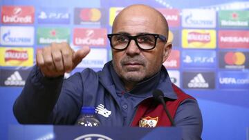 SDE01 LEICESTER (REINO UNIDO), 13/03/2017.- El entrenador argentino del Sevilla, Jorge Sampaoli durante la rueda de prensa del equipo en Leicester, Reino Unido hoy 13 de marzo de 2017 en la previa al partido de vuelta de los octavos de final de la Liga de Campeones ante el Leicester mañana 14 de marzo. EFE/Tim Keeton