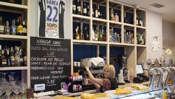 La madre de Ganea, en el bar que regenta en Basauri