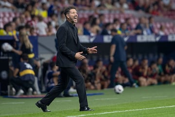 Simoene, entrenador del Atlético de Madrid, dentro de su área técnica.