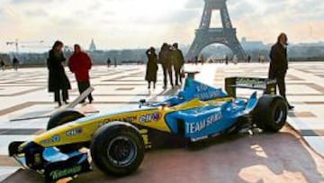 <b>FRENTE A LA TORRE EIFFEL. </b>El Renault R25 con el que Fernando Alonso consiguió su primer título mundial ya estuvo expuesto en París durante la semana del gran premio galo.