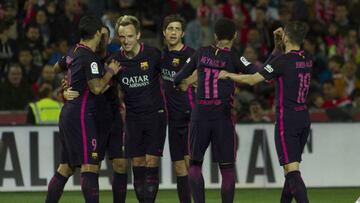 Varios jugadores del FC Barcelona celebran el 1-3 ante el Granada.