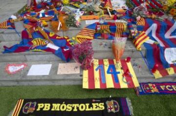 Multitudinaria despedida a Johan Cruyff en el Camp Nou. Muchos aficionados al fútbol se acercaron al estadio para mostrar sus respetos al mítico jugador holandés.