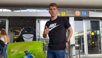 Esteban Rol&oacute;n, a su llegada al aeropuerto de M&aacute;laga.