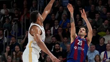 BARCELONA, 03/01/2024.- El base argentino del Barça Nico Laprovittola (d) lanza ante el pívot caboverdiano del Real Madrid Walter Tavares durante el partido de la Euroliga que se disputa este miércoles en el Palau Blaugrana de Barcelona. EFE/ Alejandro García