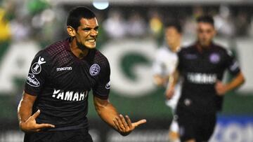 Pepe Sand celebra el segundo gol de Lanús frente a Chapecoense.