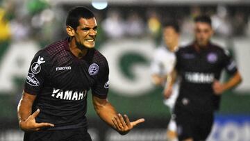 Pepe Sand celebra el segundo gol de Lan&uacute;s frente a Chapecoense.