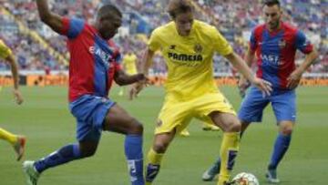 GRA175. VALENCIA, 04/10/2015.- El centrocampista mozambiqueño del Levante Simão Junior (i) disputa un balón al centrocampista del Villarreal Tomás Pina (c), durante el partido de la séptima jornada de Liga jugado esta tarde en el estadio Ciutat de Valencia. EFE/Manuel Bruque