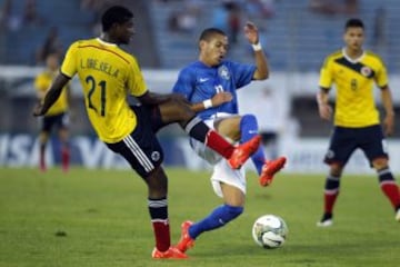 El jugador de Colombia Luis Manuel Orejuela (i) disputa el balón con Marcos Guilherme (d) de Brasil en partido del hexagonal final del Campeonato Sudamericano Sub'20 que se disputa en el estadio Centenario de Montevideo