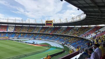 Los hinchas de la Selección Colombia acompañan al equipo en su partido ante Ecuador por las Eliminatorias Sudamericanas en el Metropolitano.