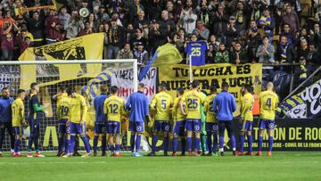 Los jugadores del Cádiz, durante un homenaje.