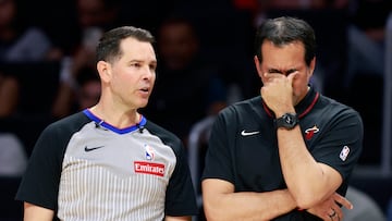 Erick Spoelstra, un entrenador histórico que no da con la tecla en los actuales Heat.