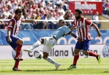 Rafinha entre Koke y Arda Turan.