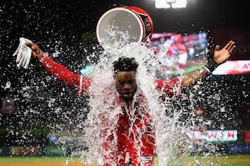 El jugador de Los Angeles Angels recibe un baño de agua helada tras hacer un home run que valió a su equipo para ganar a los New York Yankees 3-2 en el Angel Stadium de Anaheim, California.