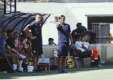 Más de 430 partidos en sus botas, dos Ligas, dos Copas, una Copa de la UEFA, una Supercopa de Europa... Y muchas cosas más. Miguel Ángel Angulo (44 años), histórico del Valencia, está, cómo no, cogiendo experiencia en el banquillo en el club che, donde ha sido técnico del Juvenil B, Juvenil A y ahora, en el Valencia Mestalla. El filial valencianista está en el grupo VI de la Segunda RFEF, donde protagoniza una puja más que interesante por el liderato con el Saguntino.  