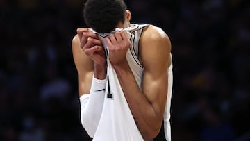 LOS ANGELES, CALIFORNIA - FEBRUARY 23: Victor Wembanyama #1 of the San Antonio Spurs buries his head in his jersey during the first half of a game against the Los Angeles Lakers at Crypto.com Arena on February 23, 2024 in Los Angeles, California.   Sean M. Haffey/Getty Images/AFP (Photo by Sean M. Haffey / GETTY IMAGES NORTH AMERICA / Getty Images via AFP)