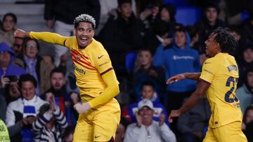 SAN SEBASTIÁN, 04/11/2023.- El defensa uruguayo del FC Barcelona Ronald Araújo (i) celebra su gol junto a su compañero Jules Koundé durante el partido de la jornada 12 de LaLiga que Real Sociedad y FC Barcelona disputan hoy sábado en el Reale Arena, en San Sebastián. EFE/Juan Herrero
