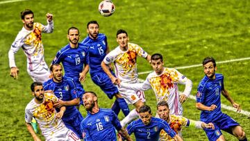 Italy&#039;s midfielder Daniele De Rossi (bottom L) heads the ball during Euro 2016 round of 16 football match between Italy and Spain at the Stade de France stadium in Saint-Denis, near Paris, on June 27, 2016.   / AFP PHOTO / PHILIPPE LOPEZ
