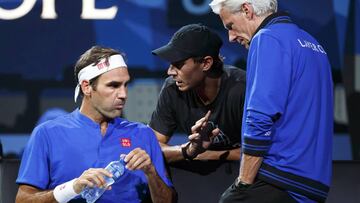 Rafa Nadal habla con Roger Federerjunto a Bjorn Borg durante la Laver Cup de Ginebra.