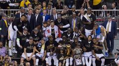 Los Golden State Warriors celebran la conquista del anillo 2016-17.